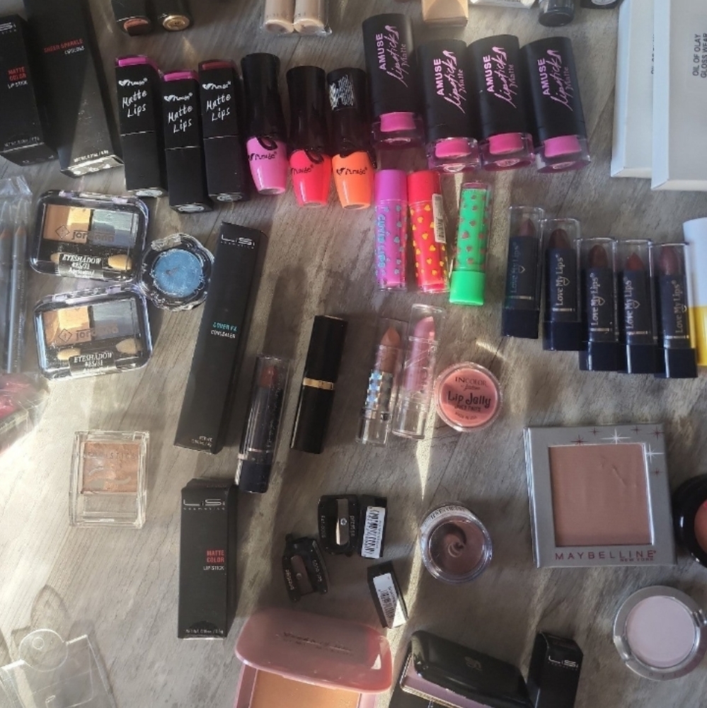 Lot makeup - Picture 2 of 8